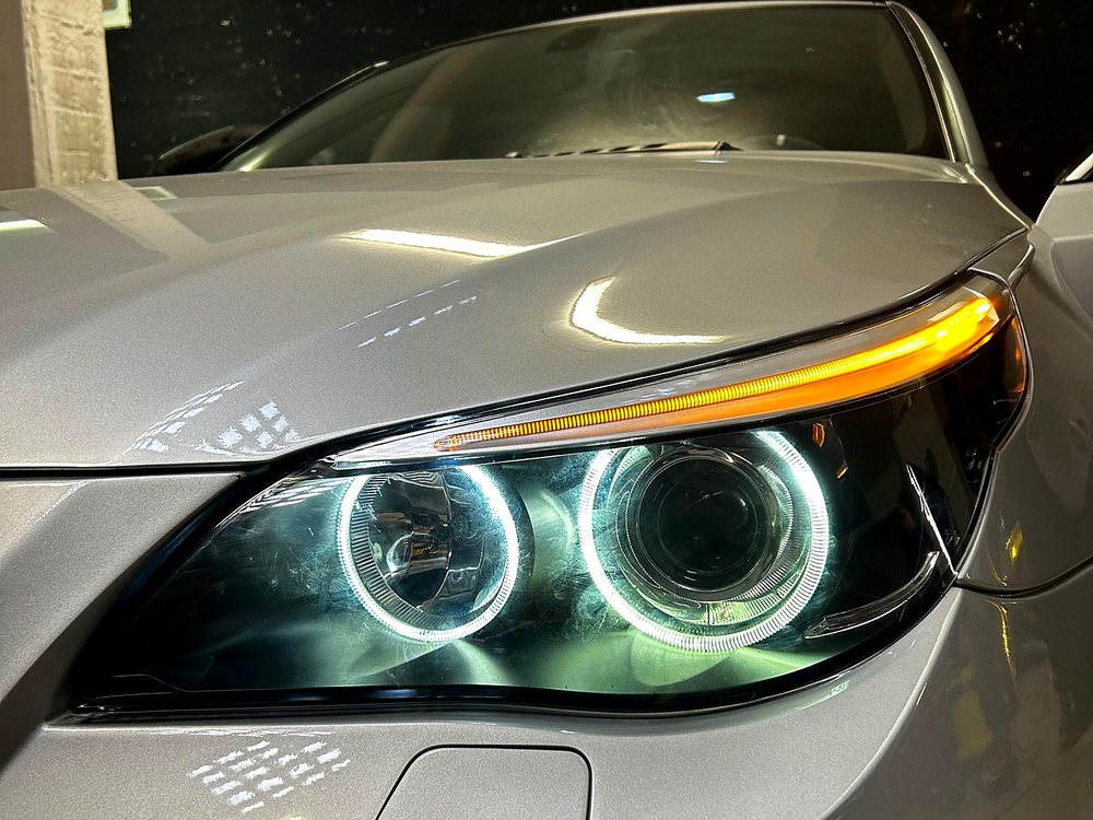Faro BMW Serie 5 E60 dopo il restauro, con interno verniciato nero